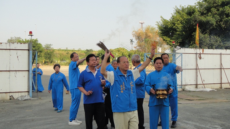 大家至瑤池寶殿前準備開始灑淨