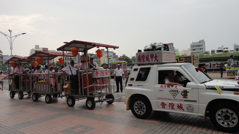 大甲城隍廟前導車小巧可愛又耐操/還可載這麼多人及大鼓和重物/不簡單呢