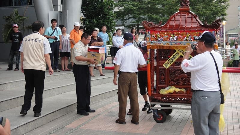 嘉義市政府回贈禮給進入的神轎