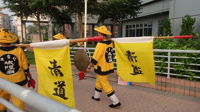 以下是北台中城隍廟一系列的照片/聽說完全遵循古禮/第一張是清道