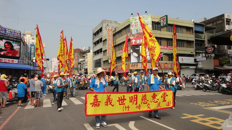 隊伍來到文化路與民族路口/旗幟紅黃配很顯眼吧