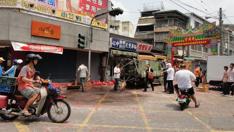 這間臨時行宮鞭炮放完馬上清除/還自備灑水車/不錯喔