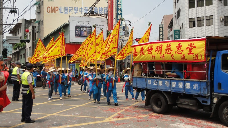 準備過人車馬龍的吳鳳北路/還好有交通警察指揮