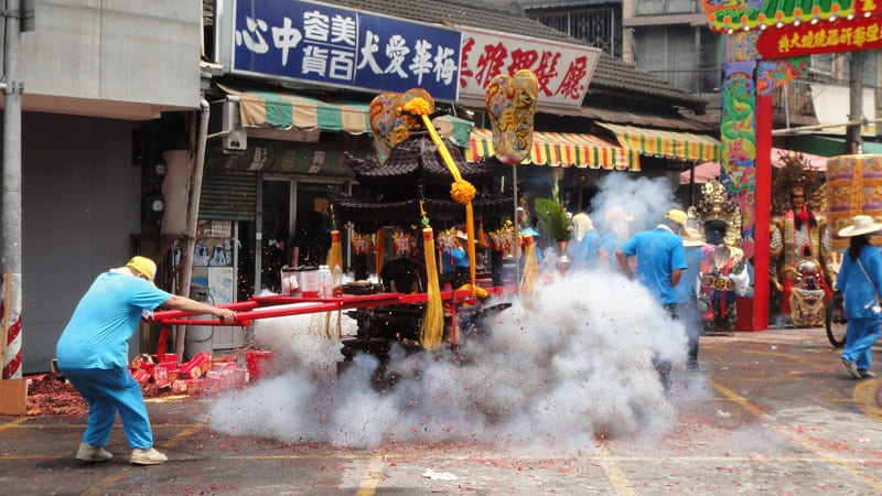 這就是所謂在神轎下放鞭炮