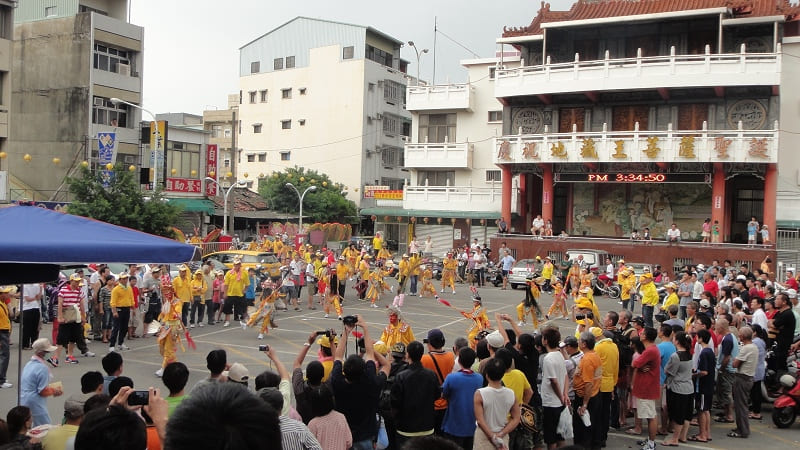 玉皇宮的三十六官將/在嘉義地藏王廟前廣場獻藝/很精彩吸引眾多圍觀人潮