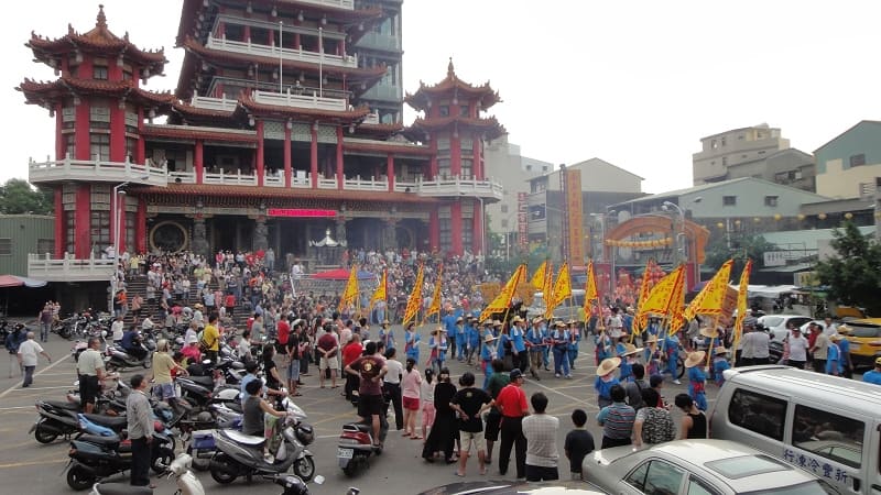 嘉義地藏王廟是此次繞境人潮最多的地方/本地人及外來客早已各就各位準備看熱鬧