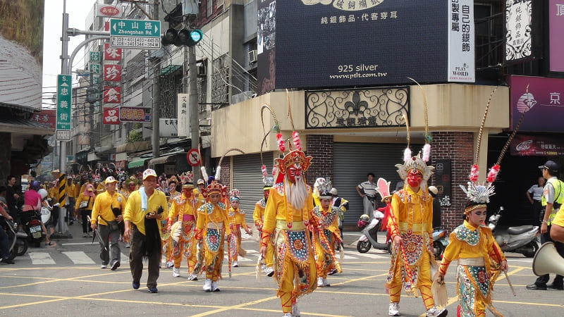 這是三十六官將隊伍/團員很年輕/看起來無殺氣騰騰很乖巧喔/給你們拍拍手