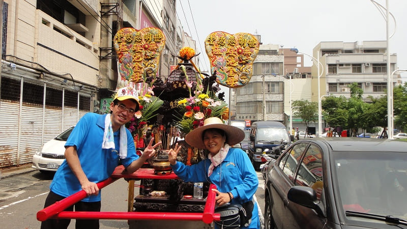 江師姊與年輕帥師兄擺好pose與母娘合照/非常年青有朝氣!