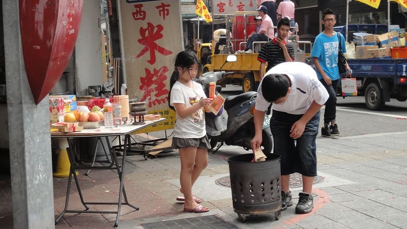 路的兩邊/店家均擺香案桌拜拜及焚燒金紙/非常虔誠