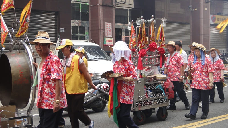 我聽裡面一位團員說/他們三天各有不同的廟宇請其表演/還真熱門/這是北管