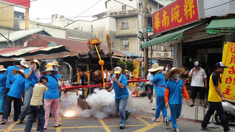 看大家都摀著耳朵就知道這鞭炮有多響/不過右邊的蕭師兄竟然老神在在/佩服!佩服!