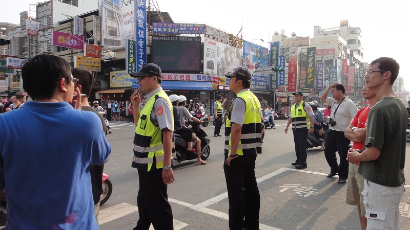 文化路夜市與民族路口/人群超多/出動了四名交通警察/也是難得一見