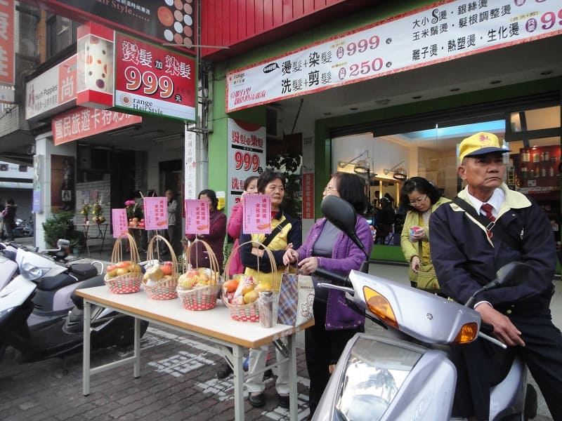 路邊民眾在門口擺放供品/恭迎佛陀舍利