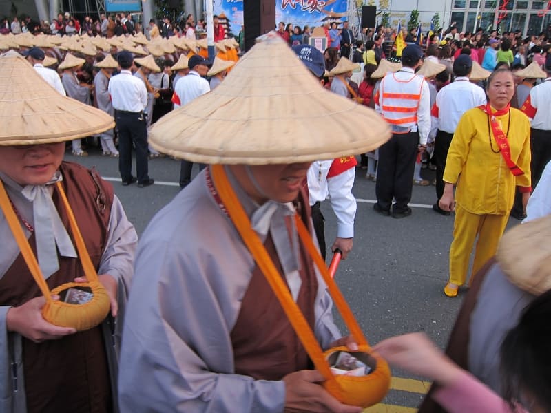 師父行腳托缽祈福實況/咦!一開始就不少/可見嘉義人還是很有愛心的