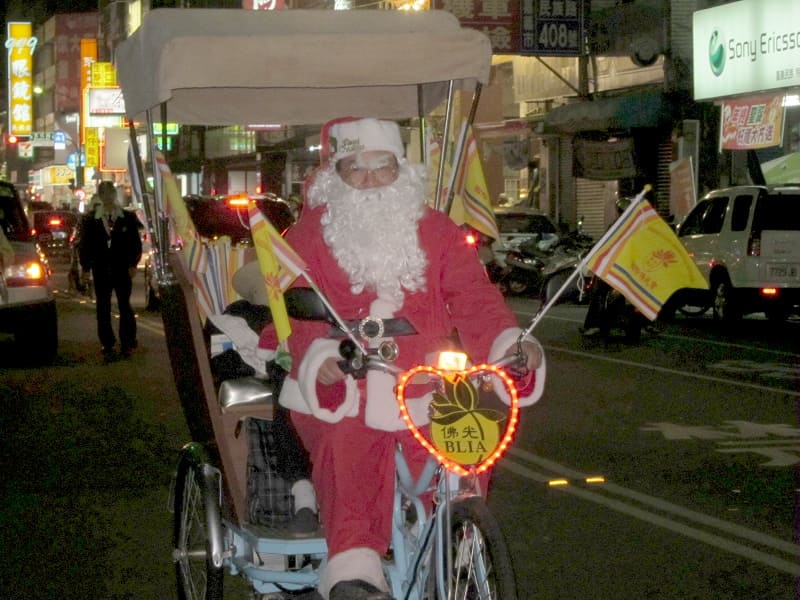 聖誕老公公來了!騎著愛心車喔