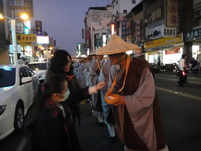很多大人帶著小孩出來機會教育/從小學會佈施是很有福報的