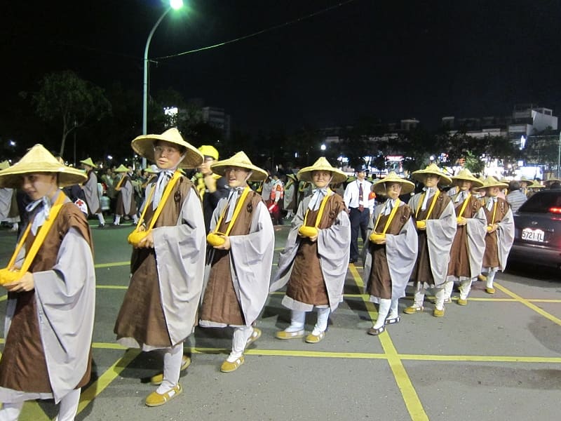 行腳托缽祈福中的比丘尼(另一邊是比丘)/好年輕/還一直說吉祥話/感覺好莊嚴溫馨喔!