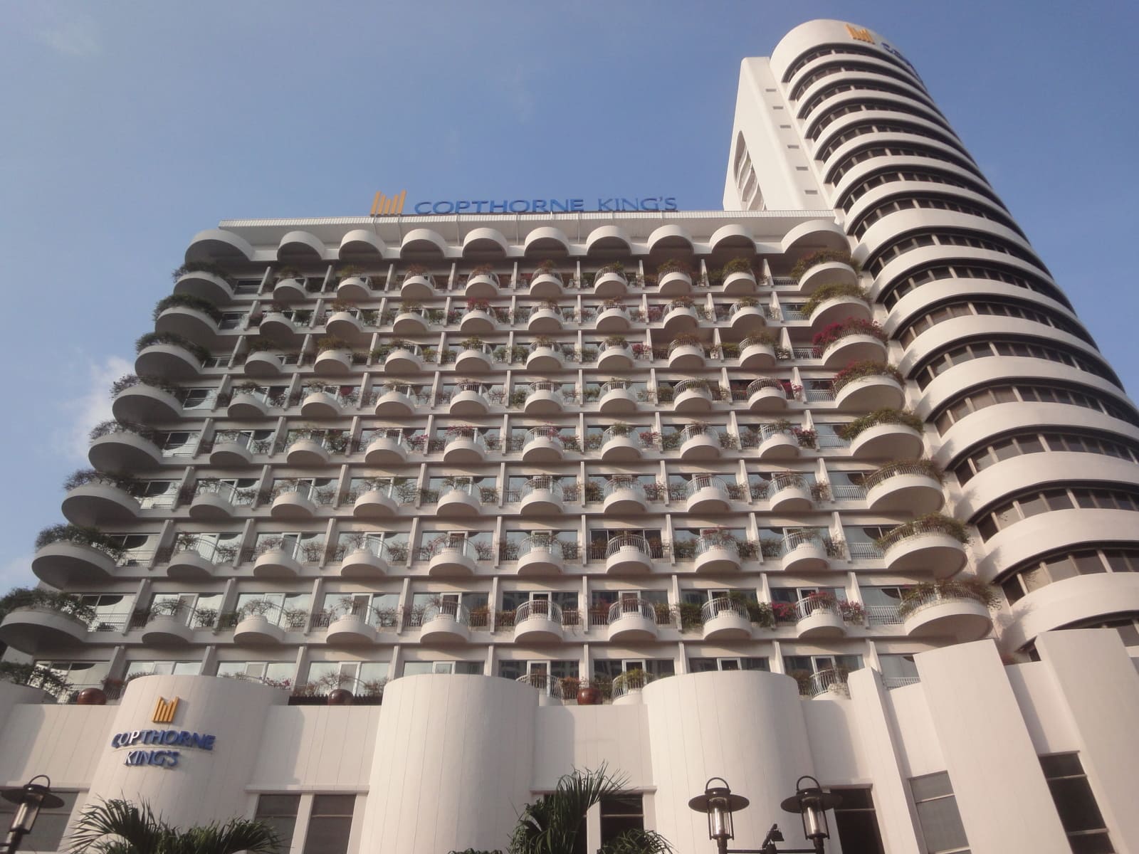 這是在新加坡住的飯店(Copthorne Kings Hotel，房間雖不大，應有設施都有早餐也很贊