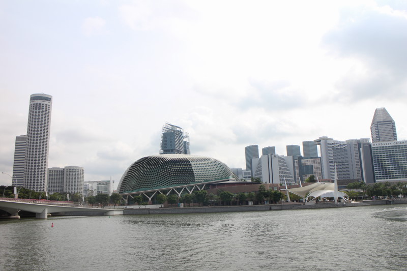 有一個榴槤造形的建築是新加坡的濱海劇院