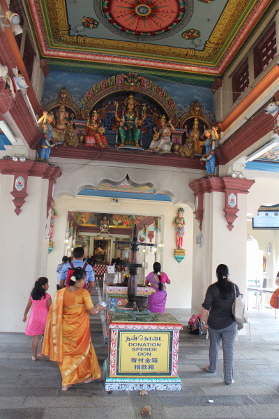 要進入印度廟必須要先脫鞋才可進入，不過裡面維護得還蠻乾淨的