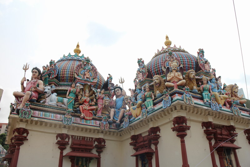 印度廟的圖騰雕像色彩鮮豔，栩栩如生