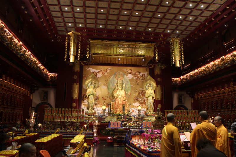 莊嚴的佛牙寺，四樓有供奉釋迦牟尼佛的佛牙，無比清靜莊嚴，但嚴禁拍照