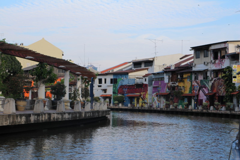 麻六甲河被列入世界遺產，兩旁房屋很多藝術塗鴉