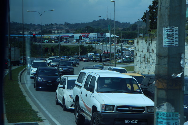 馬來西亞3000萬人口，卻有1500萬輛車，顛峰時間常會塞車